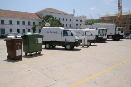 Medios. Flota de vehículos de limpieza en la Plaza Explanada de Es Castell, que adjudicó el servicio de basuras a FCC en el año 2006 - Archivo