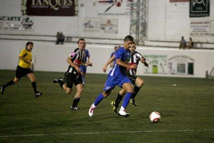 Trujillo. El mallorquín, seguido de cerca por Tomé, marcó cinco goles en un muy buen partido del Sporting Mahonés - Javier