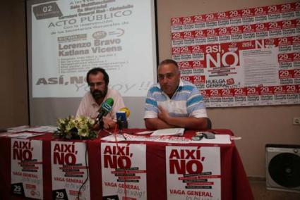 Unidos. Ramon Carreras y Servando Pereira, dirigentes de CCOO y UGT, ayer en rueda de prensa - Javier