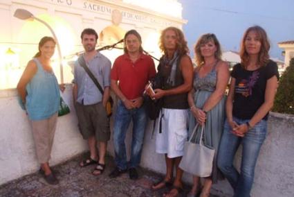 Equipo. Juanjo Mercadal y su mujer, Birgit, junto al equipo de rodaje en la localización desde donde filmarán el jaleo de Sant Lluís - Elena