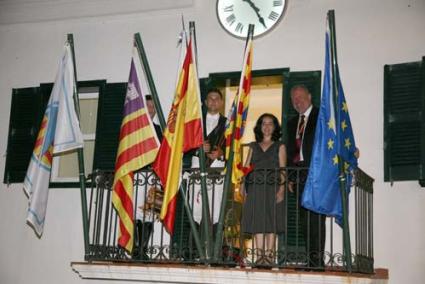 Tradició. Com és tradició, el batlle de Sant Lluís va fer entrega de la bandera del municipi al caixer fadrí, que la va penjar al balcó de l’Ajuntament davant el públic expectant - Javier