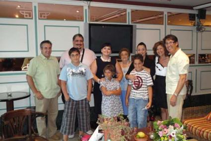 reconocimiento. Tanaysú Racero (en el centro) junto a su familia el día de su licenciatura en Can Salort - T. R. P.