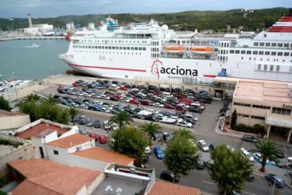 operación salida. Numerosos coches, a la espera de embarcar en el puerto de Maó - p.b.g.