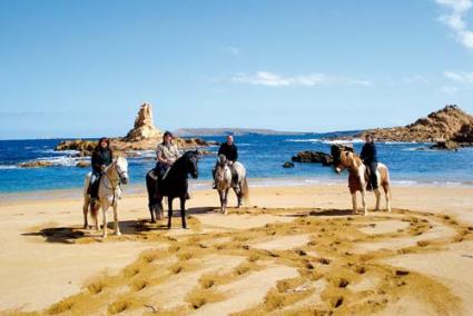 Litoral. El recorrido delimitado tras conseguir el paso libre permite acceder a cualquier rincón de la costa menorquina y gozar de bellísimas estampas - menorca a cavall