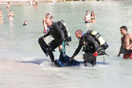 Dos miembros del Grupo de Rescate Subacuático de la Guardia Civil han sacado el cadáver hasta la orilla de la playa delante de la atónita mirada de los bañistas. - Cris