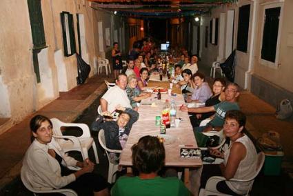 Los vecinos montaron sus mesas y aportaron comida y bebida para celebrar la llegada de las fiestas de la Mare de Déu de Gràcia - Javier