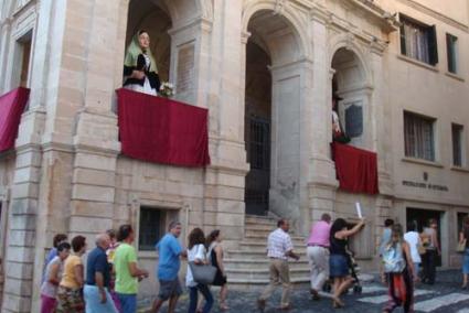 Recorregut. Aquesta activitat, guiada pel bibliotecari i documentalista Francesc Carreras, s’ha organitzat per tercer any consecutiu amb èxit - R.C.