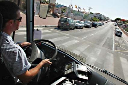 Obstáculo. Cuando el conductor percibe el badén, reduce la velocidad y supera el paso sobreelevado a 10 kilómetros por hora para reducir la sacudida - Gemma Andreu