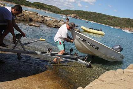 Preparativos. El fin de semana se aprovecha para retirar embarcaciones del agua y limpiar la cala, ya que el lunes comenzará su ordenación - Gemma Andreu