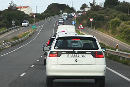 Una colisión entre un camión y un turismo ha provocado importantes retenciones a primera hora de la mañana en la carretera general, cerca de Alaior. - Javier