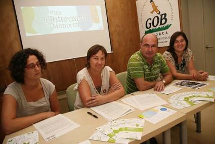 Taula. Membres de Mestral i GOB van presentar ahir els actes de la setmana pel consum responsable - Javier