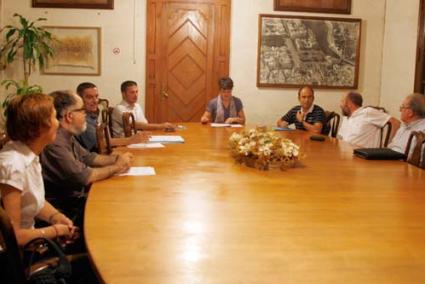 Ayuntamiento. La Junta Municipal de Cementerios quedó oficialmente constituida anoche - Cris