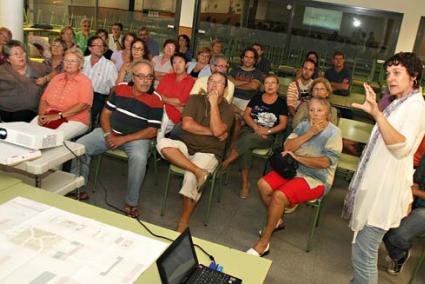 Unos 60 vecinos atendieron a Carbonero y los técnicos - Gemma Andreu