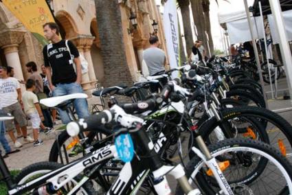 Feria. La Plaça del Born ya mostraba ayer un buen ambiente previo a la cita deportiva - Cris