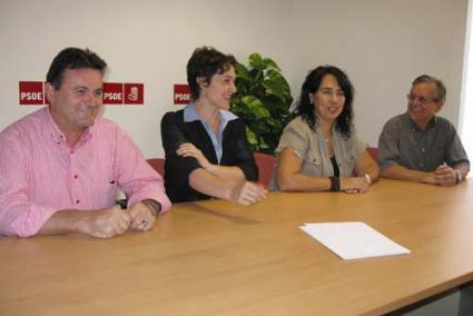 PRESENTACIÓN. Beatriz Lapiedra, ayer arropada por Joan Marquès, Pilar Carbonero y Andreu Bosch - LLAC