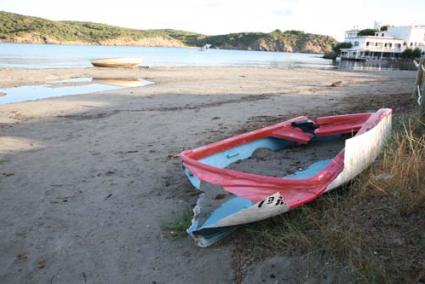 Puerto de Maó. Algunas zonas de S’Altra Banda parecen basureros. Abajo a la derecha, barcas abandonadas en la playa de Es Grau - Gemma Andreu/Javier