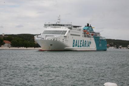 El buque Martín Soler de la naviera Balearia ha permanecido durante seis horas en la bocana del puerto con 30 pasajeros a bordo. - Javier