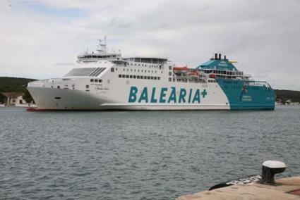 ESPERA. El buque de Baleària a su entrada en el puerto de Maó, alrededor de las 12 horas de ayer - Javier