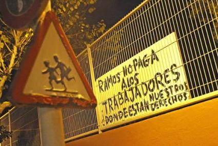 MATEU FONTIRROIG. Los trabajadores colocaron pancartas de protesta en el centro educativo - Archivo