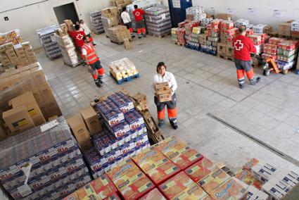 Sorting. It is a taxing logistical task to sort and share out the food - Archives