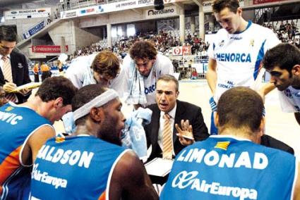 Grupo. Olmos con sus jugadores en el partido ante el Meridiano - Archivo