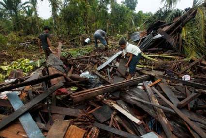 mentawai. Afectados por el tsunami junto a su casa destruída en Mune - Reuters