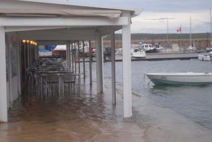 Fornells. Las bajas presiones motivaron que el nivel del mar subiera hasta invadir la terraza de un restaurante - xavier pons cladera