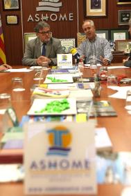 RÚBRICA. Joan Melis y Joan Mir firmaron el convenio ayer - Gemma Andreu