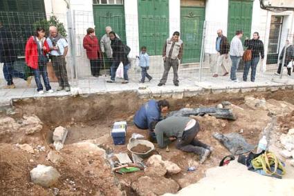 Excavación. Los técnicos de patrimonio sacan a la luz la vajilla de cerámica enterrada - Javier