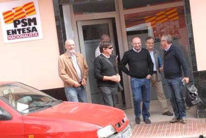 Los interlocutores de ambos partidos, al finalizar el encuentro en la sede del PSM - Paco Sturla