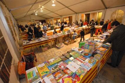 Afluència. Un nombrós públic va passejar-se ahir per l’envelat de la Plaça de la Catedral - Paco Sturla