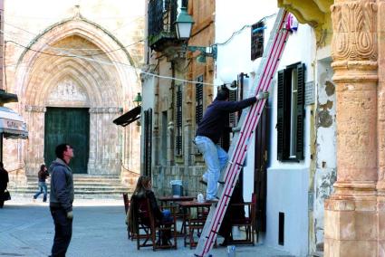 Instalación. Los operarios han empezado a instalar las luces de Navidad - I.P.D.R.