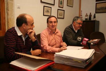 Mesa. El alcalde, Pau Morlà, flanqueado por los concejales José Falagán y Josep Portella - Javier