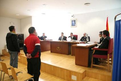 Vista. Los dos procesados, ayer durante el juicio celebrado en Maó por la Audiencia Provincial. - Javier