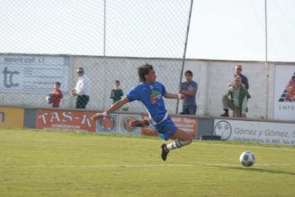 ENTREGA. Sergio Martínez, en un partido de la temporada pasada, cuando jugaba en el Sporting - Archivo