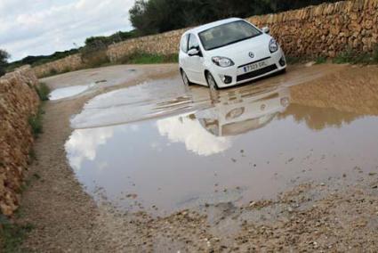 Baches y socavones. Para los usuarios, transitar por el camino es una odisea diaria por su deterioro - Gemma Andreu