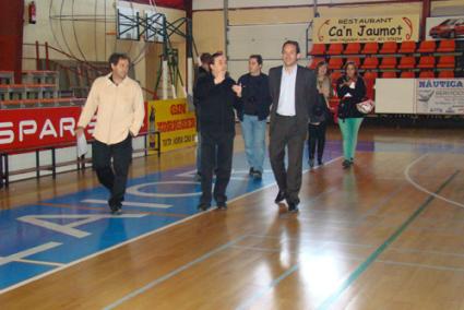 El presidente Marc Pons ha visitado esta mañana las obras de mejora del polideportivo de Alaior - PCIME