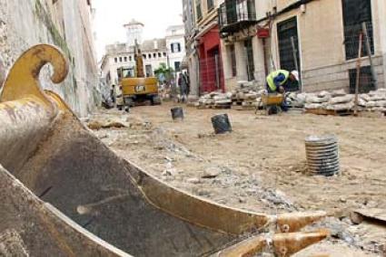 Plaça del Carme. El alcalde Vicenç Tur y la concejala de Ciudad y Medio Ambiente, Gari Petrus, visitaron ayer las obras - Gemma Andreu