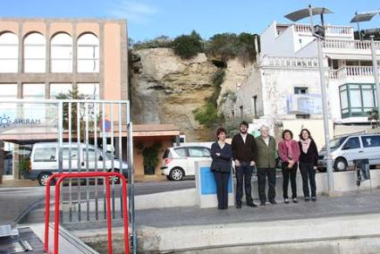 Visita. El alcalde Vicenç Tur y miembros de su equipo, ayer en el muelle, con la finca vacía a sus espaldas - Gemma Andreu