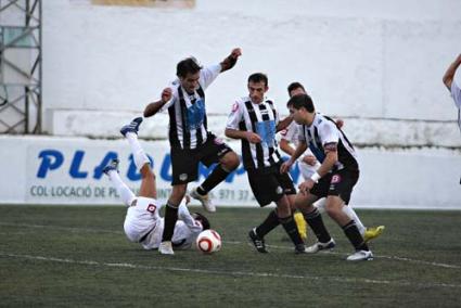 Melià, Tomé y Calzada. Los jugadores del Alaior arrebatan un balón a un delantero de la Peña - Gemma Andreu