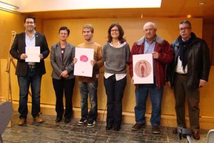 Sello. Responsables del Govern, Consell y cofradía de Maó con familiares de las diseñadoras premiadas - P.CIME