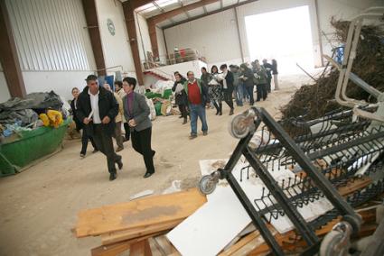 La planta de Triatges Menorca ubicada en el Camí de Loreto de Alaior ha sido esta mañana el escenario de una jornada informativa ofrecida por el Consorcio sobre el Plan Director de Residuos No Peligrosos. - Javier