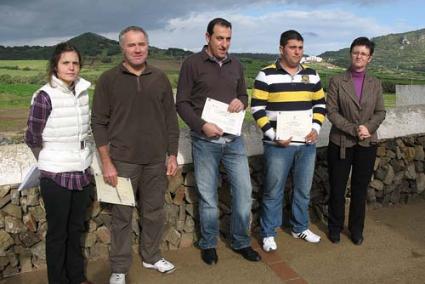 Premiados. Sebastià Pons, Pedro Marqués, Tòbal Capó y Antònia Allès tras la entrega de premios y el silo de zulla fabricado por Marqués - A. M. O.