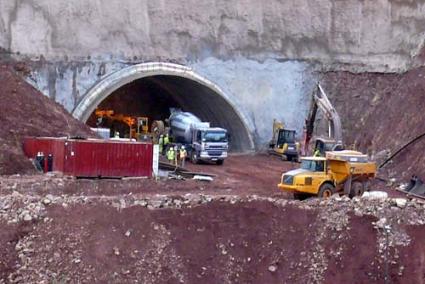 En marcha. La perforación del túnel ofrece una imagen espectacular. Además se puede ver cómo preparan el terreno para el viaducto del Camí de Sant Patrici, y lo que será la rotonda del cementerio y su enlace con Cala Galdana - j.j.