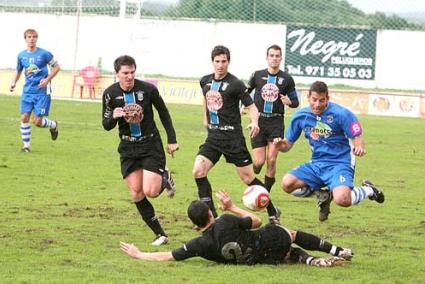 Acoso. Varios jugadores del Benidorm persiguen a Méndez, que evita la entrada de uno de ellos - Javier