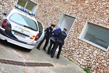 Arrested. The suspect being escorted into the courthouse in Maó yesterday