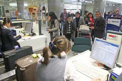 Sin aglomeraciones. Los viajeros se acercaban a los mostradores de facturación como en un día normal, muy lejos de la imagen del viernes - Gemma Andreu