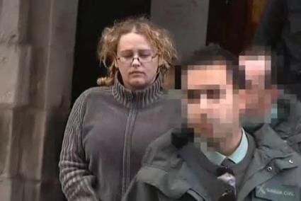 Traslado. Mónica Juanatey, a su salida de los calabozos de la Comisaría de Maó - IB3