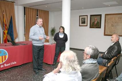 Presupuestos. Carol Marquès y Llorenç Carretero presentaron ayer las cuentas para 2011 - Javier