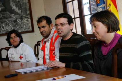 Campaña. Representantes de Cruz Roja, Caritas y el Ayuntamiento, ayer durante la presentación - Cris